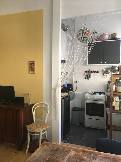 Blick vom Esstisch in die Küche (Kochnische)