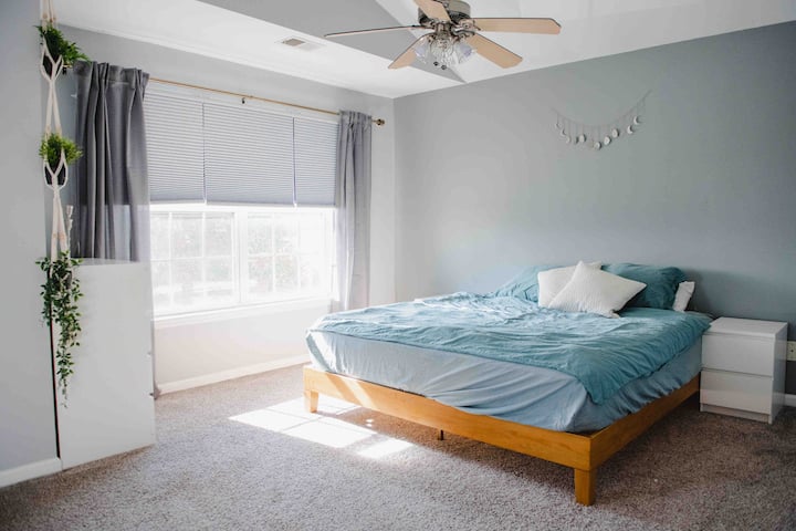 Dormitorio principal con 
cama tamaño king