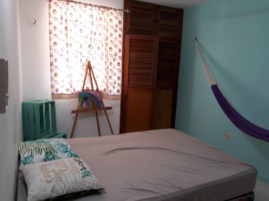 Habitación 1: ubicado en la planta baja, a un costado de la cocina, y cruzando el pasillo se encuentra el baño completo.