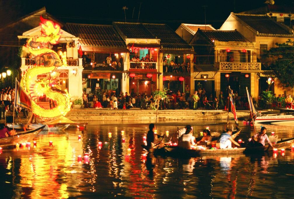  Hoi An ancient town - enjoy local food and many lantern in evening