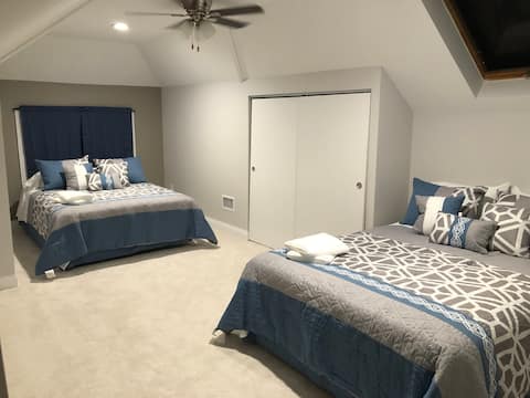 The Maywood Manor: Shared Room 5, Bed 2 (Queen)