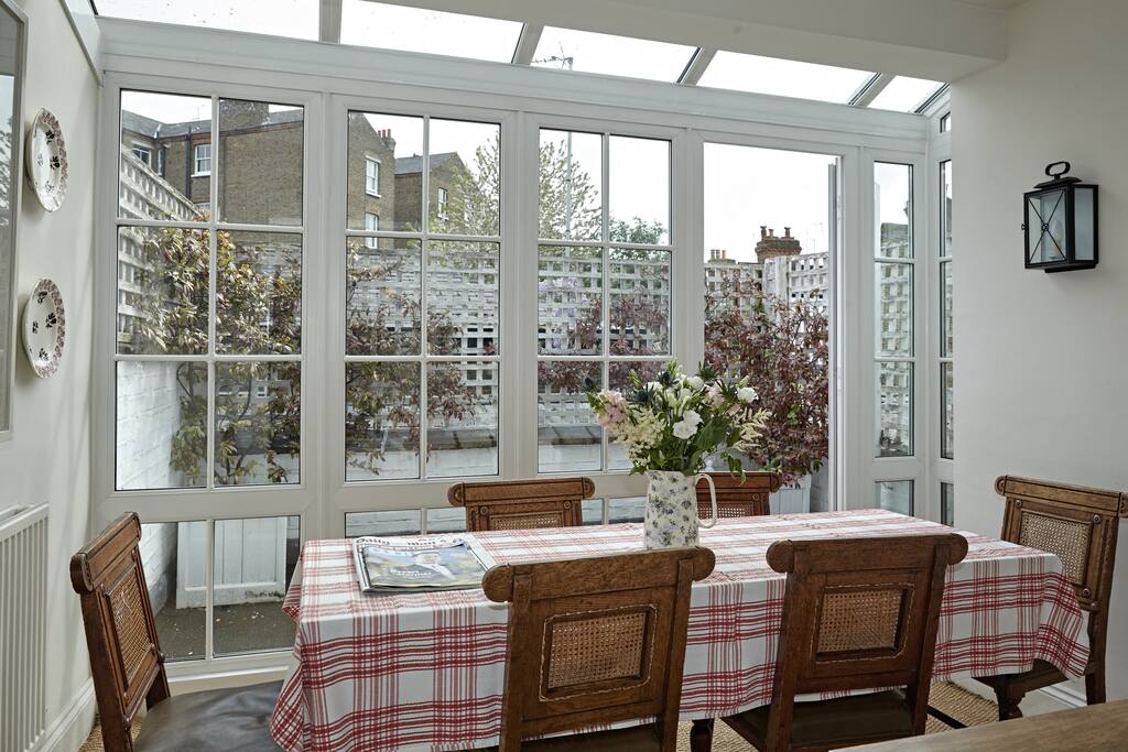Kitchen Diner.