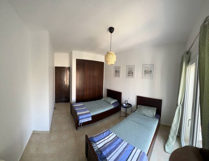 Habitación infantil (2ª habitación) 
Con balcón 
Cuarto de baño cercano