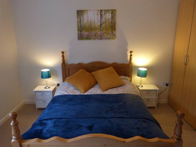 Quiet, spacious room in Cornwall in family home.