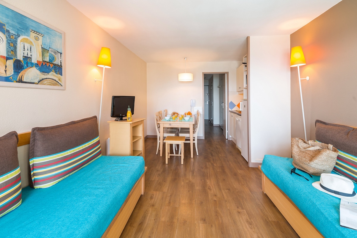 მისაღები ოთახი ორი გასაშლელი დივნით, გამოსაწევი საწოლი, სრულად აღჭურვილი მინი-სამზარეულო, სამზარეულო გაშლილი მაცივრით, ქურის ზედაპირი, ჭურჭლის სარეცხი მანქანა, ყავის აპარატი, ტოსტერი, ჩაიდანი და მიკროტალღური ღუმელი გრილი. 