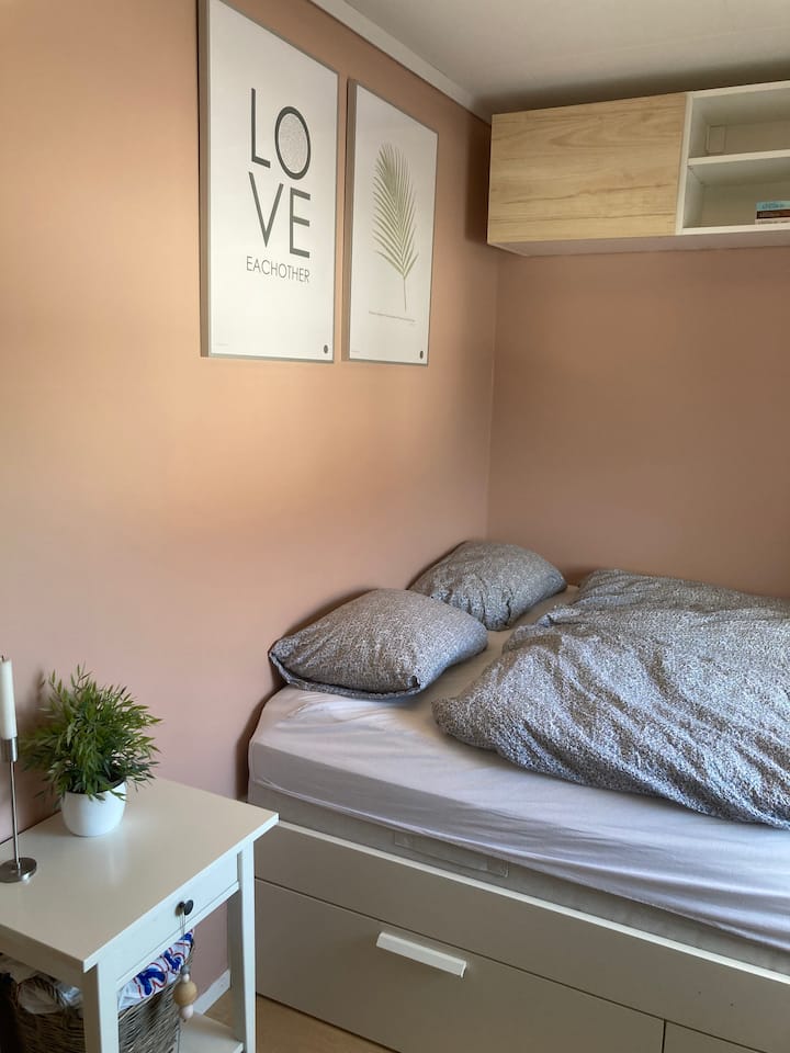 Dormitorio acogedor y recién amueblado de arriba. Las otras habitaciones están abajo.