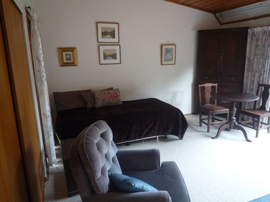 Dayroom with king single bed