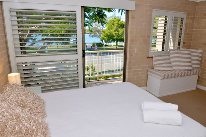 2 Bedroom (Budget) several townhouses -Noosa River