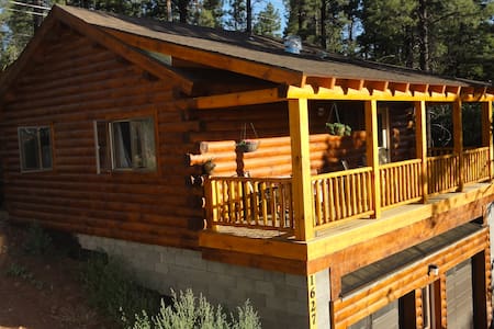 Log Cabin w/ Loft  2 miles from downtown