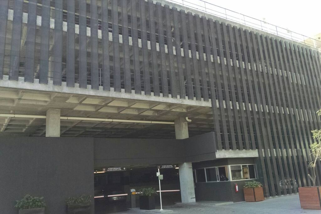 Estacionamiento exclusivo para residentes y visitas