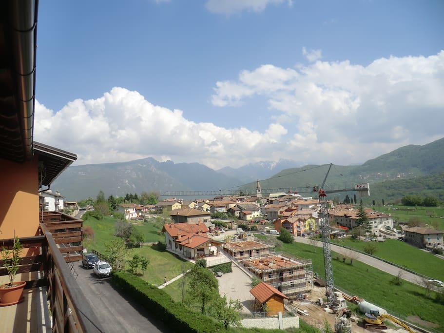 vista panoramica dall'appartamento verso sud, sul paese di Brentonico