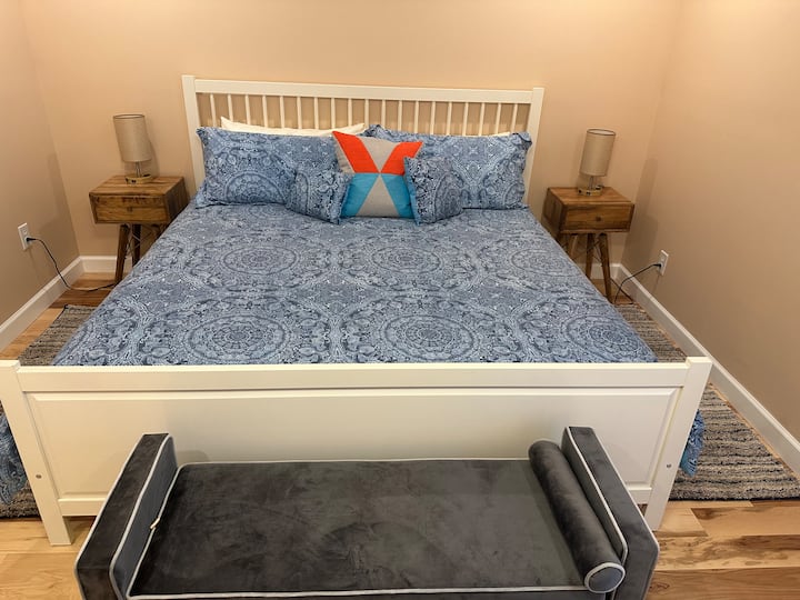 Спалня едно:
голямо двойно легло
