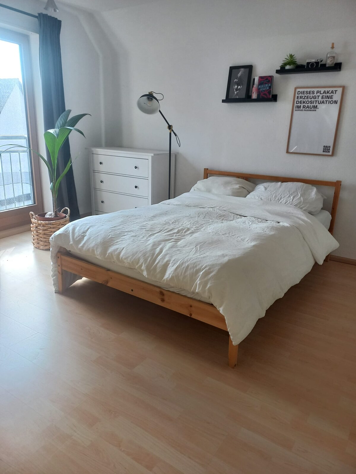 明亮宽敞的卧室，对我们来说是一个美丽的好去处，希望对您来说也是如此。 落地窗为房间带来温暖的光线。 