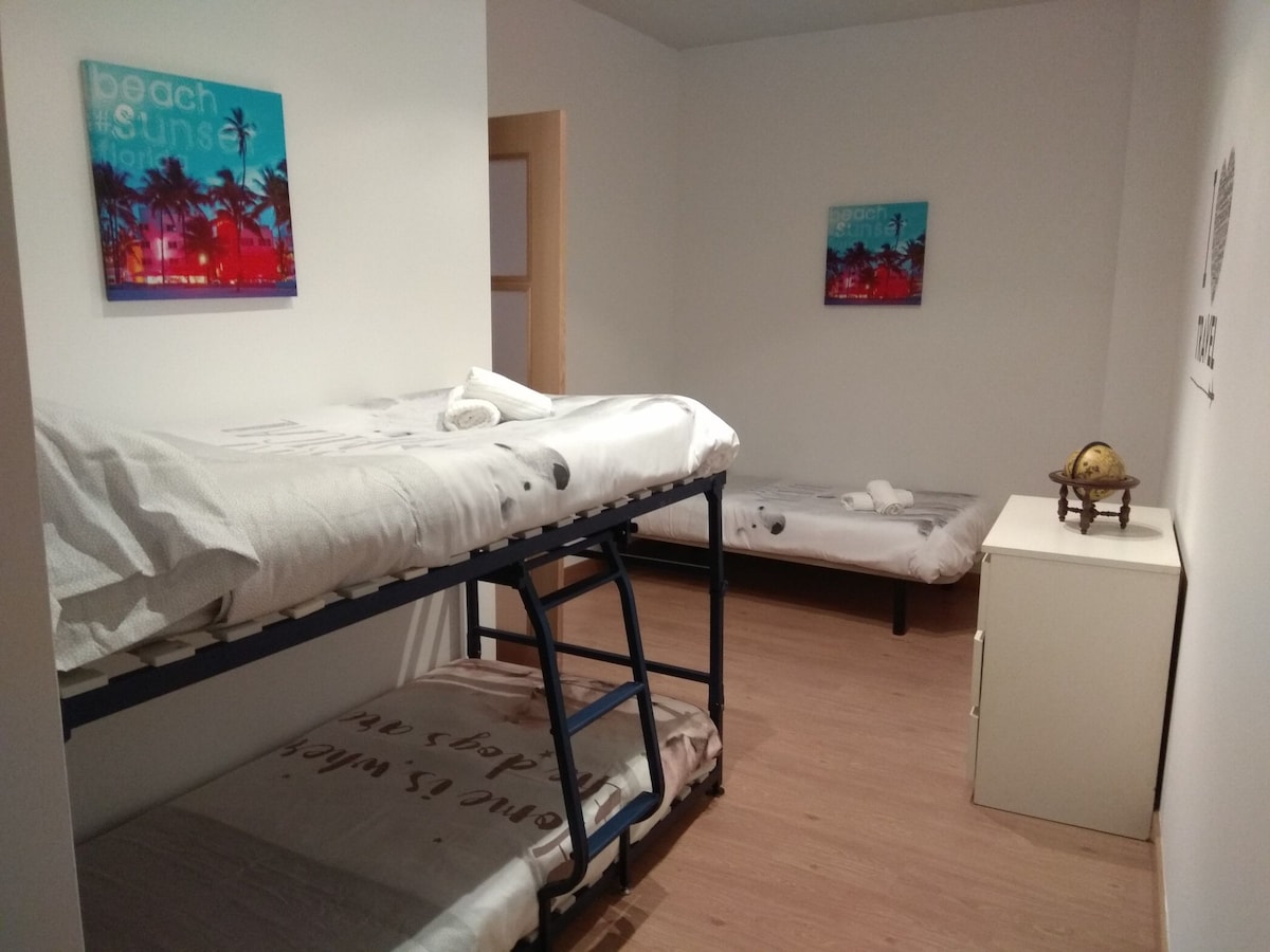 Spálňa 2: Celkový pohľad na tri lôžka z 90 osôb 