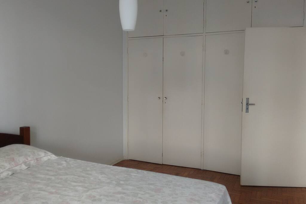 Armários no quarto de casal
