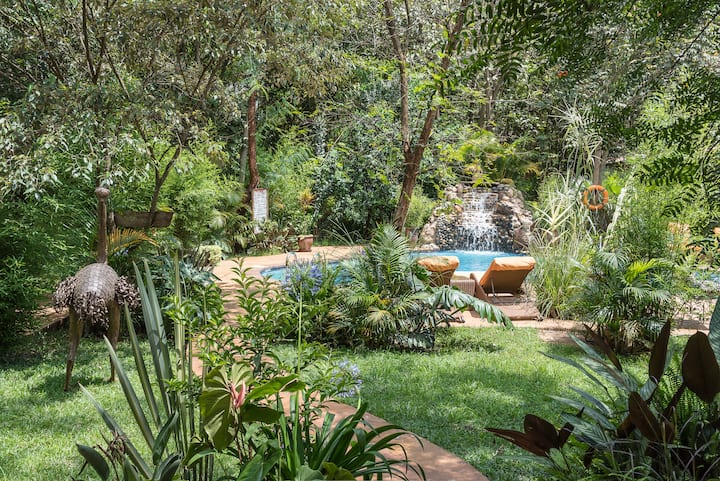 Jungle Oasis Duplex, heated pool, pickleball