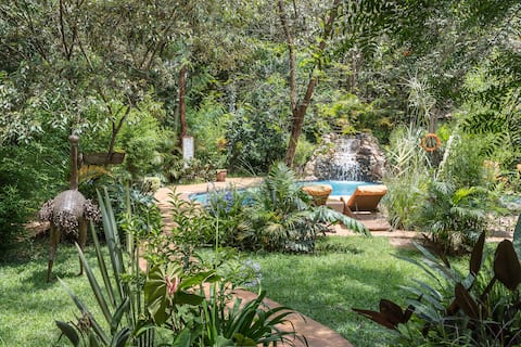 Jungle Oasis Duplex w/private hot tub, heated pool