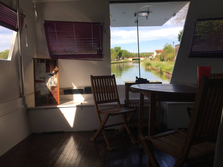 terrasse intérieure vue imprenable sur le canal de Bourgogne