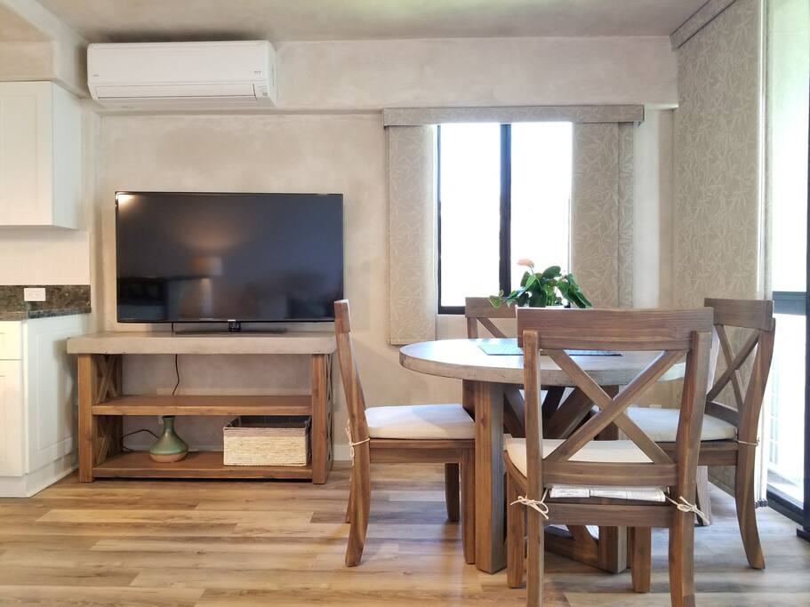 Living Room/Dining Area