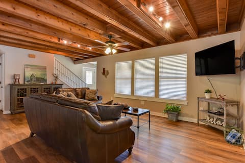 Top performing Airbnb: Ranch225 - Home to Honkey the Donkey in Dripping Springs