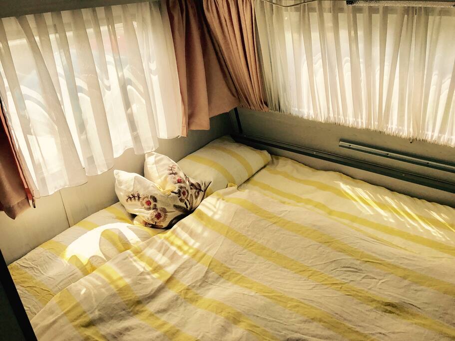 In dem von Fenstern umrahmten Doppelbett wird man, wenn man denn so möchte, von Sonnenstrahlen auf der Nase geweckt.