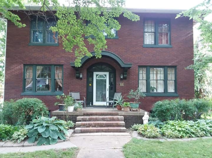 Women Only! Gold Room Houses for Rent in Collinsville, Illinois