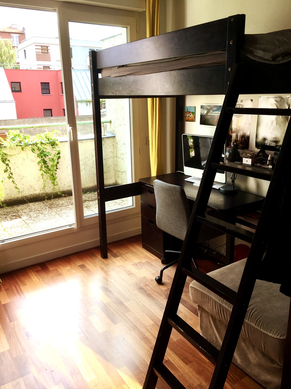 Комора осветлена со едноставен мезанин (3) / Спална соба со единечен кревет во мезанин (3)