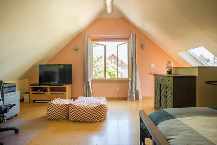 Spacious loft/private bath/near UWM