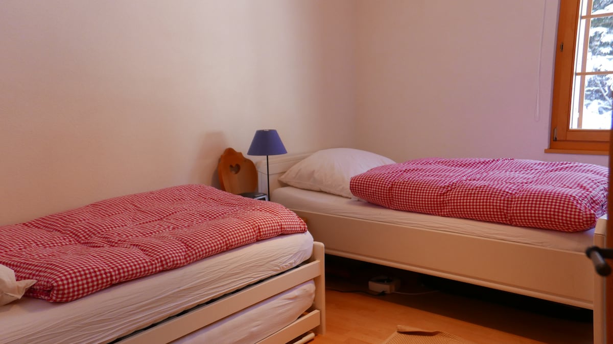 غرفة نوم ثانية بثلاثة أسرّة فردية