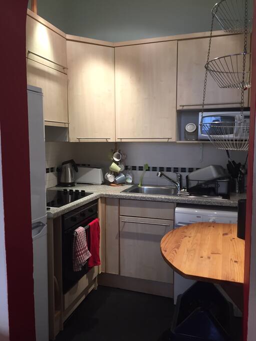 Little kitchen with all mod cons (sorry, no dishwasher!)