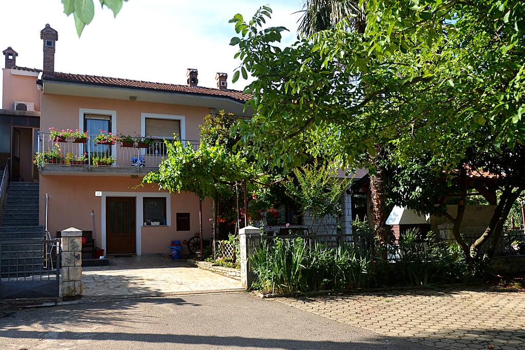 House and apartment "Sonja"