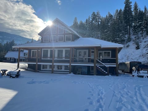 Popular Airbnb listing: Lakefront, Jackpine Cabin, 7 bedroom Rustic Luxury in Okanagan Similkameen