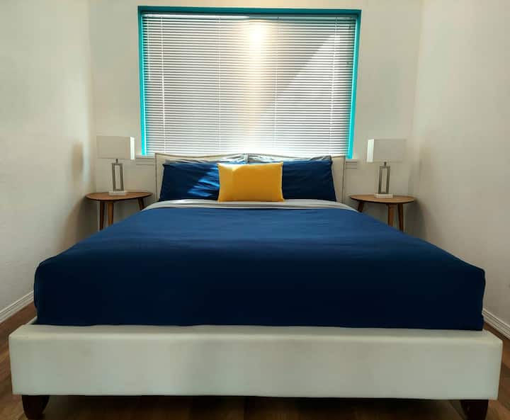 -Queen size bed-
"Amazing communication, location, and experience with this Airbnb! My husband and I felt like we could go anywhere in 10-15 minutes." Patty