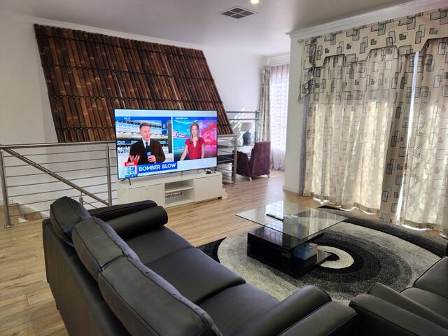 Super comfy – super spacious – walk to CBD gallery image 3