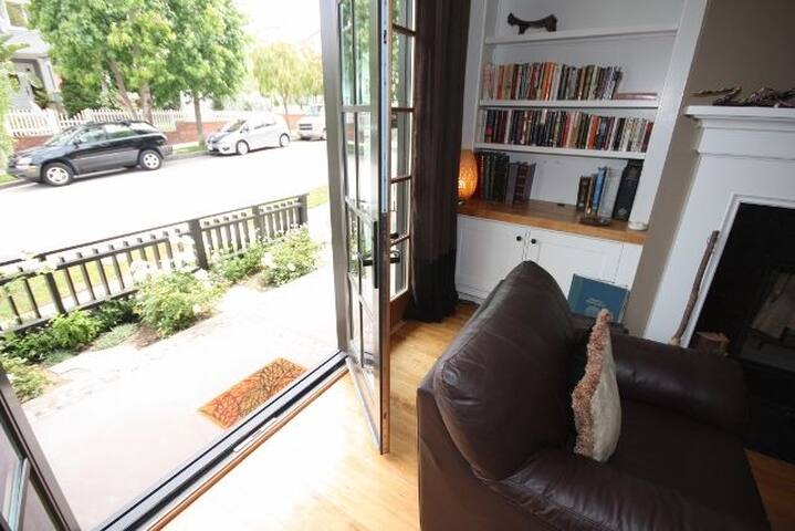 Stunning Luxury Beach Home gallery image 3