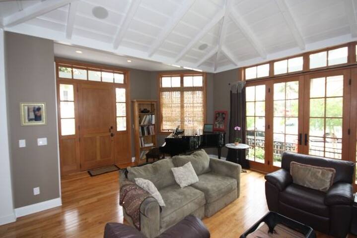 Stunning Luxury Beach Home gallery image 4