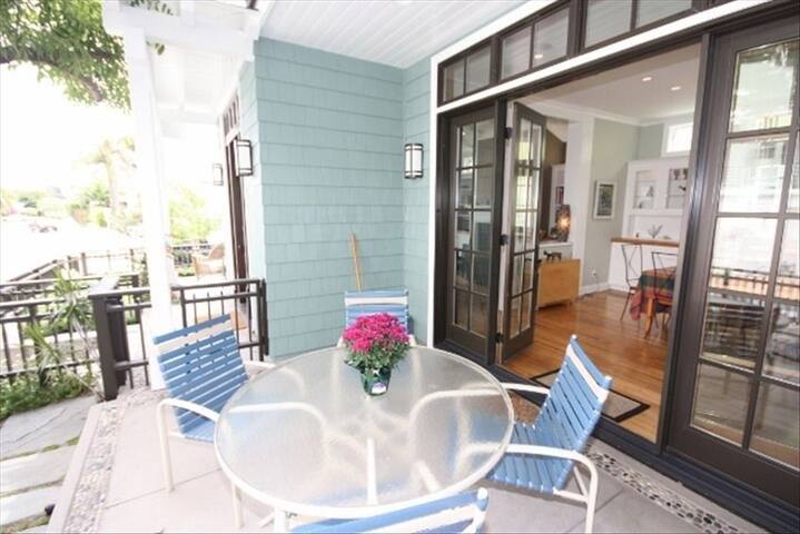 Stunning Luxury Beach Home gallery image 5