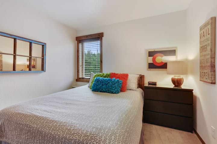 Chumba cha kulala cha wageni kilicho na kitanda cha malkia