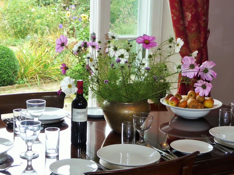 Dinning with a view over the garden through the open garden doors.