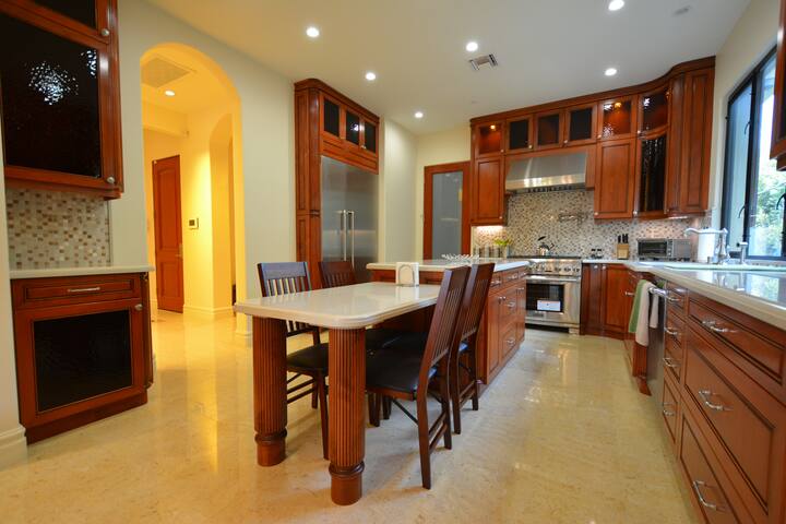 Luxury Penthouse In Century City gallery image 2