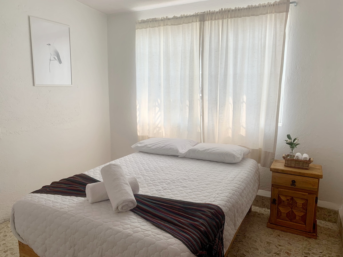 Spálňa Kolibríky: manželská posteľ, sieť proti komárom a ventilátor 