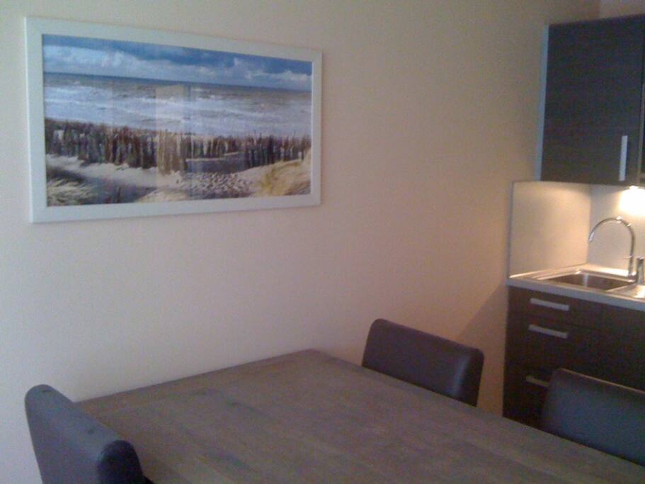 Massief eiken tafel met 4 comfortabele zeteltjes en bijpassend dressoir.