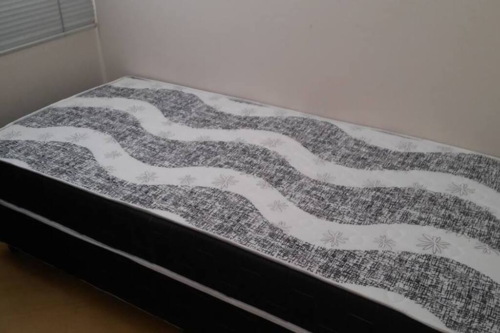 Cama box de solteiro novinha
