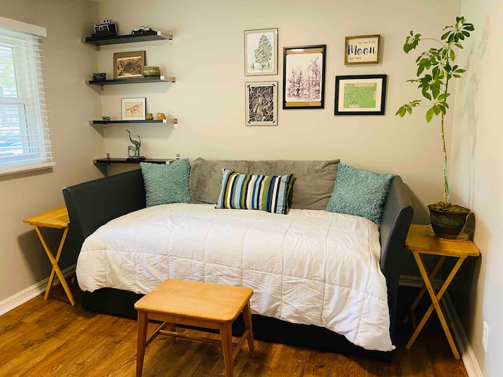 Dvokrevetna soba - dnevni krevet s bračnim krevetom ispod i radnim stolom u velikom ormaru. Bračni krevet ima madrace na jastuku Serta. Posteljina za dvostruki rukohvat ostavljen u ormaru za boravke s više od 4 gosta za korištenje prtljage.