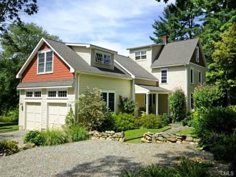 Bright Stylish Chic 4BR 4BA Home