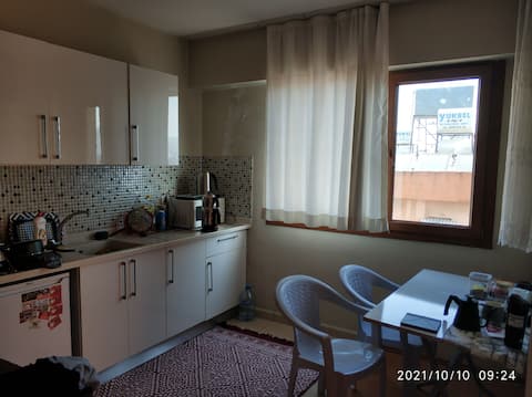 sala privada en el apartamento con wifi, posibilidad de usar una estufa.
