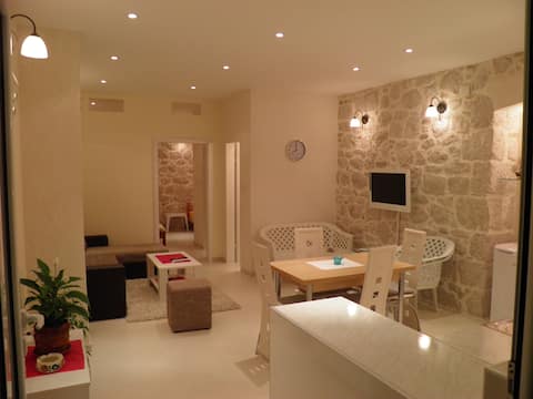 Popular Airbnb listing: Beatiful 45 m2 Alex Apartmant in Škaljari