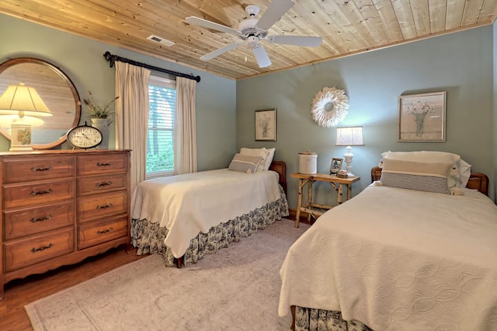 ห้องนอนที่สองในเกสต์เฮาส์มีเตียงแฝดสองเตียงและตู้เสื้อผ้าขนาดใหญ่ 