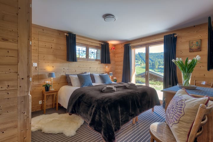 Ground floor zipper King with doors to terrace and south facing piste views