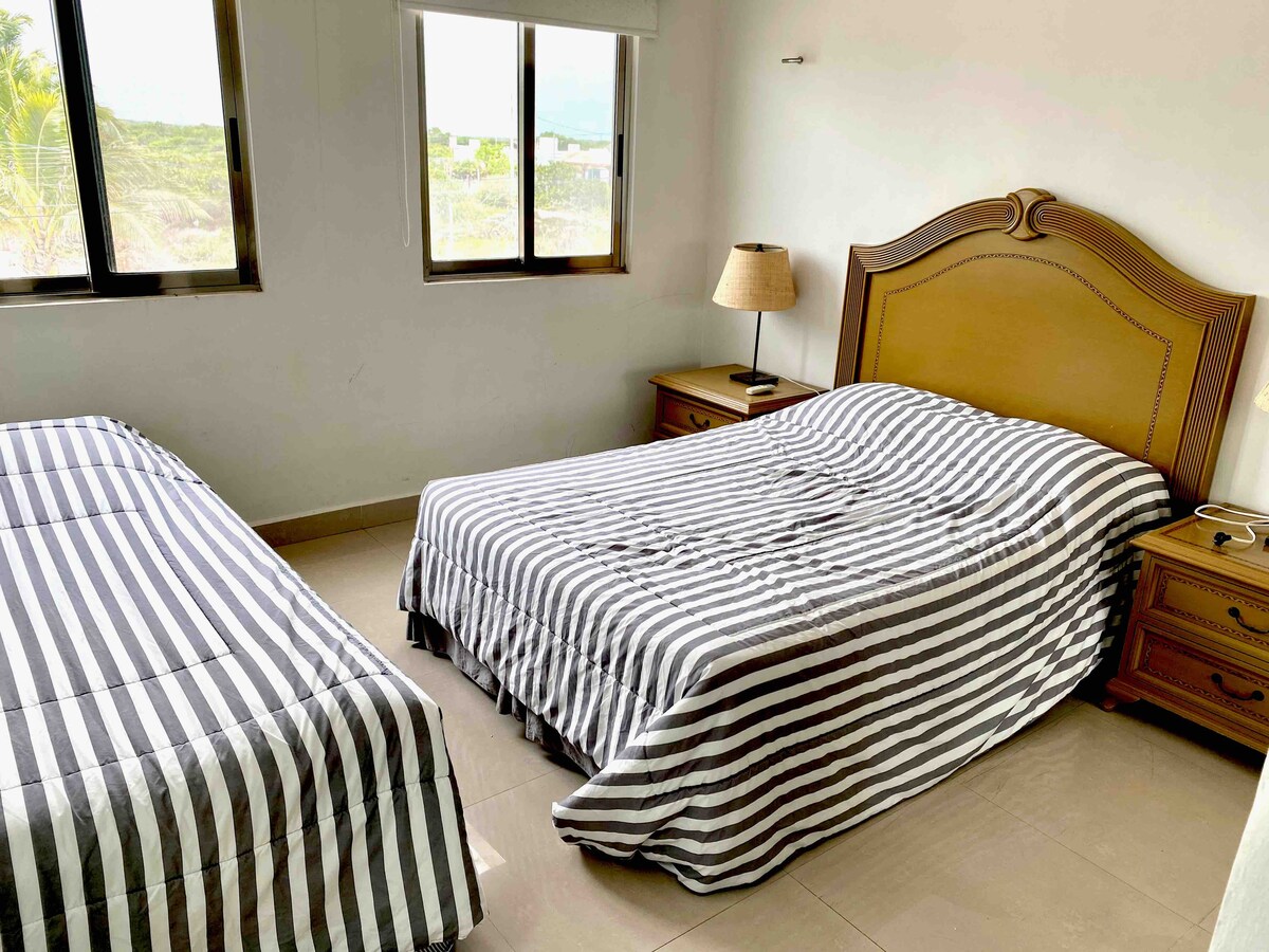 Spálňa 3 má 1 manželskú posteľ a 1 jednolôžko, hojdacie siete a klimatizáciu, ako aj plne vybavenú kúpeľňu s výhľadom na zadnú ulicu.